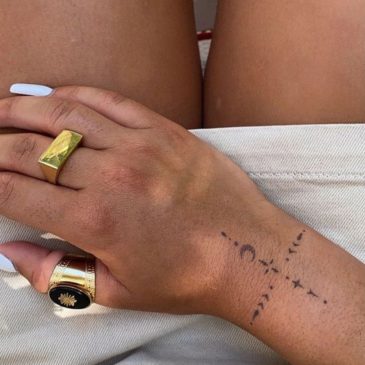 Handgelenk Mond Sterne Tattoo