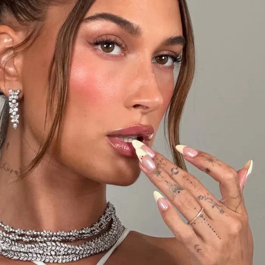 Die Welt der Celebrity Tattoos: Hailey Biebers 2 Wochen Tattoos