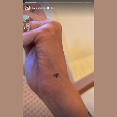 Hailey Bieber Bow Schleife Tattoo