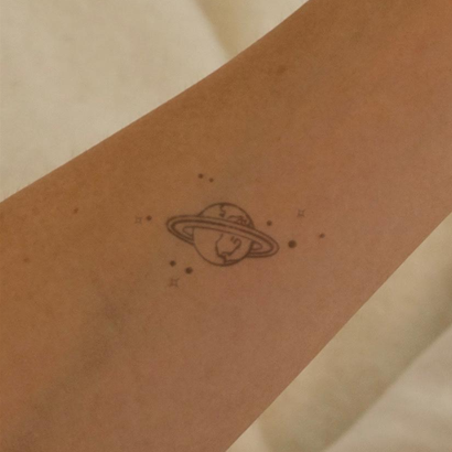 Erde mit Sterne Tattoo