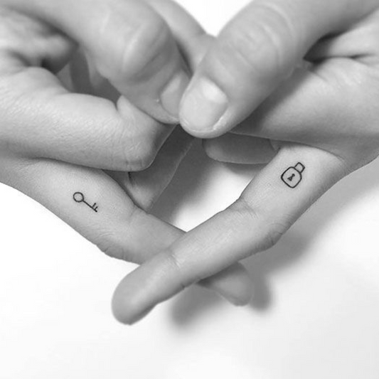 Schlüssel & Schloss Finger Tattoos